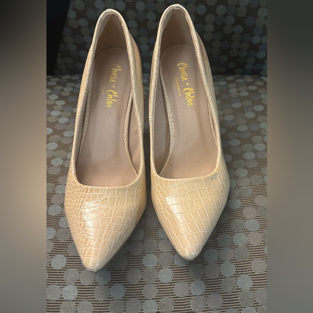 Chase & Chloe Los Angles 
Excellent shape 
Taupe heel